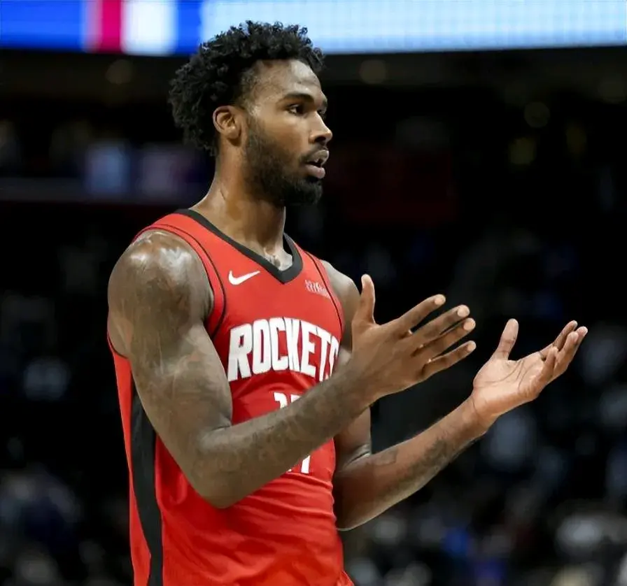 万更重要, 米身高, 万后签